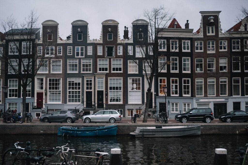 Amsterdam canal houses in Netherlands representing mortgage tax deductions and hypotheekrenteaftrek guide